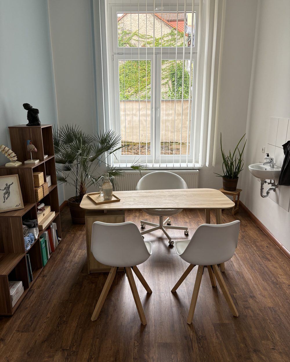 Besprechungsplatz mit Tisch und zwei Stühlen am Fenster
